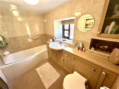EN-SUITE BATHROOM